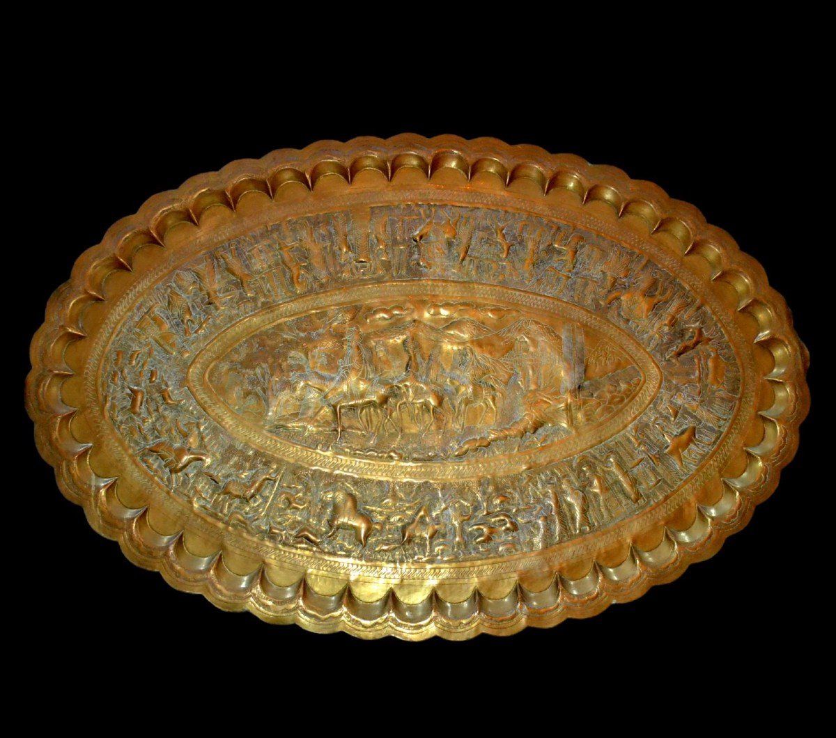 Huge Kadjar Tray In Engraved Brass, 79 Cm X 123.5 Cm, Polylobed Oval Shape, 19th Century