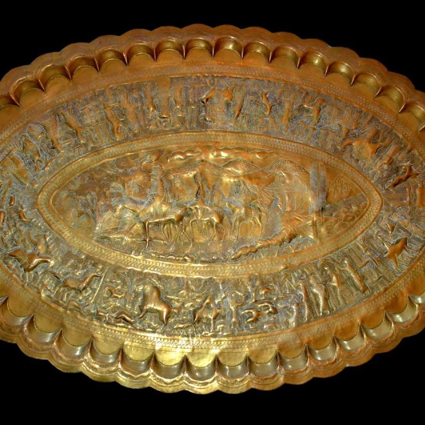 Immense plateau Kadjar en laiton gravé, 79 cm x 123,5 cm, de forme ovale polylobée, XIXème