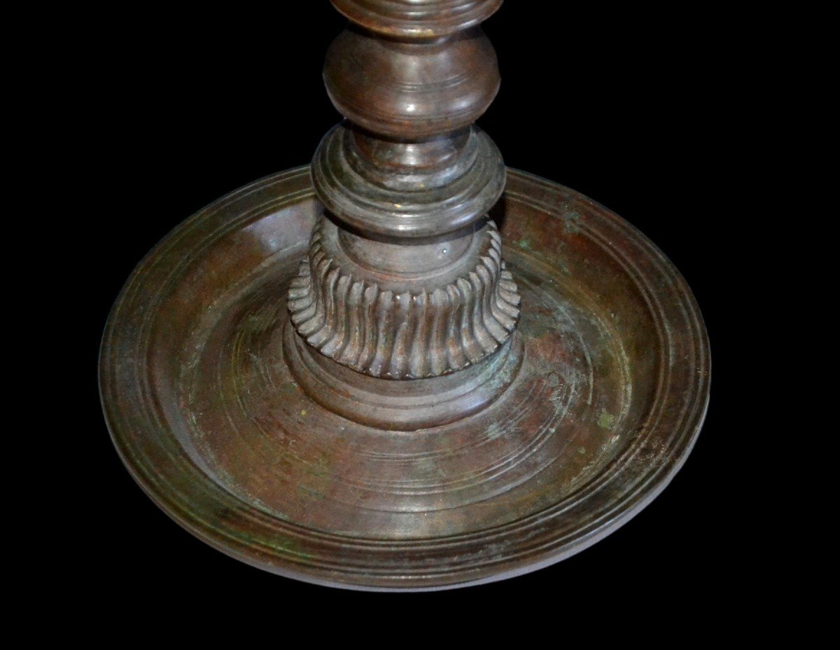 Art ancien du Népal, lampe à huile rituelle de temple en bronze gravé, H 52 cm, XIXème siècle-photo-2