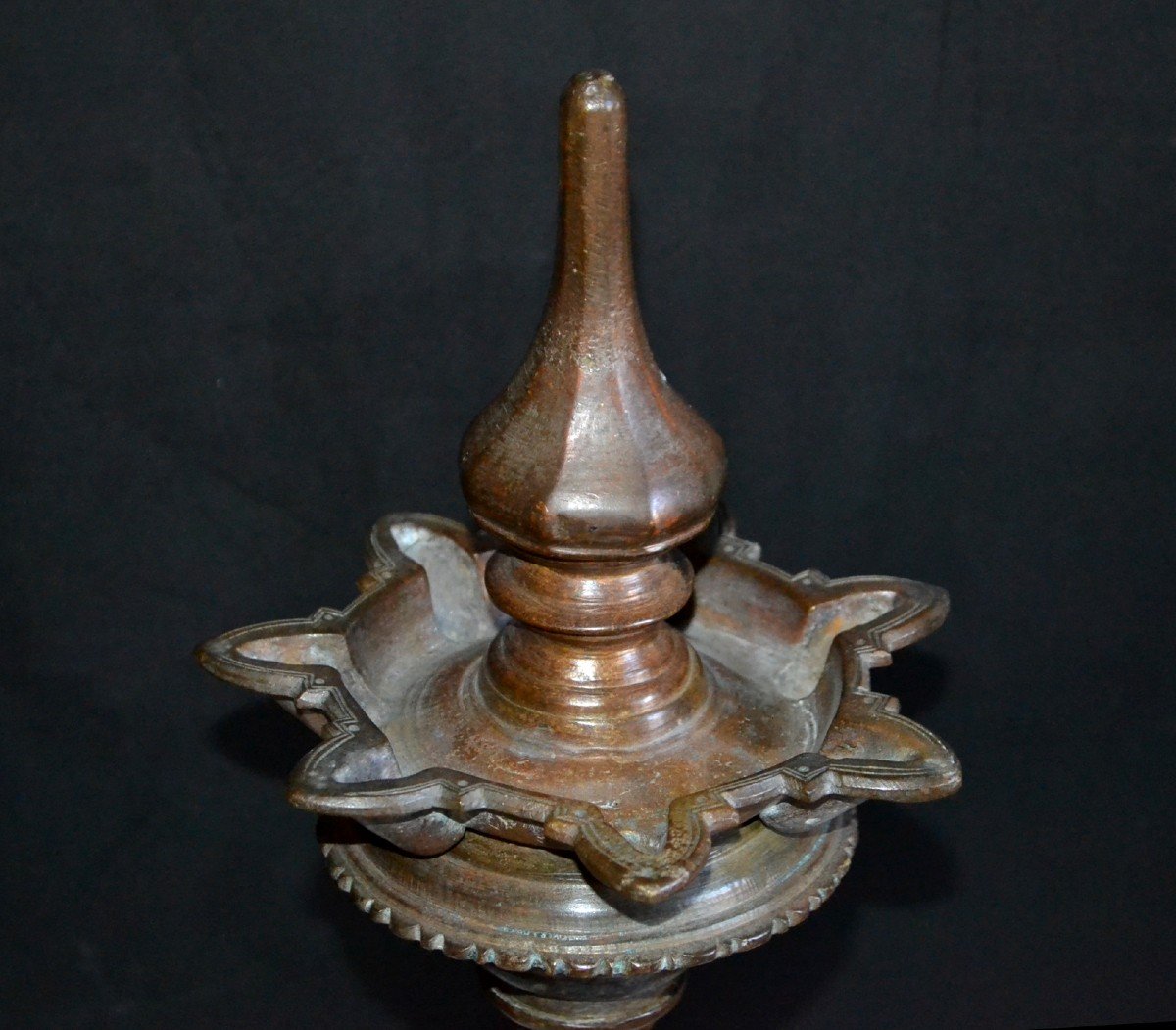 Art ancien du Népal, lampe à huile rituelle de temple en bronze gravé, H 52 cm, XIXème siècle-photo-3