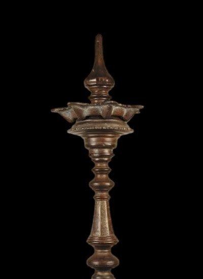 Art ancien du Népal, lampe à huile rituelle de temple en bronze gravé, H 52 cm, XIXème siècle-photo-4