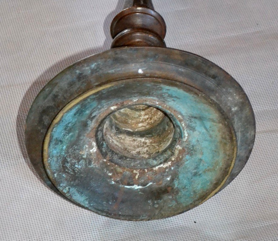 Art ancien du Népal, lampe à huile rituelle de temple en bronze gravé, H 52 cm, XIXème siècle-photo-2