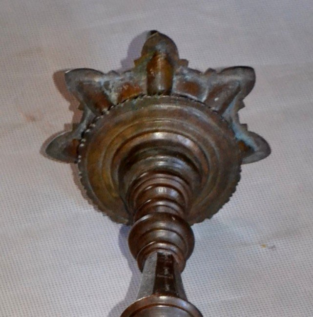 Art ancien du Népal, lampe à huile rituelle de temple en bronze gravé, H 52 cm, XIXème siècle-photo-3