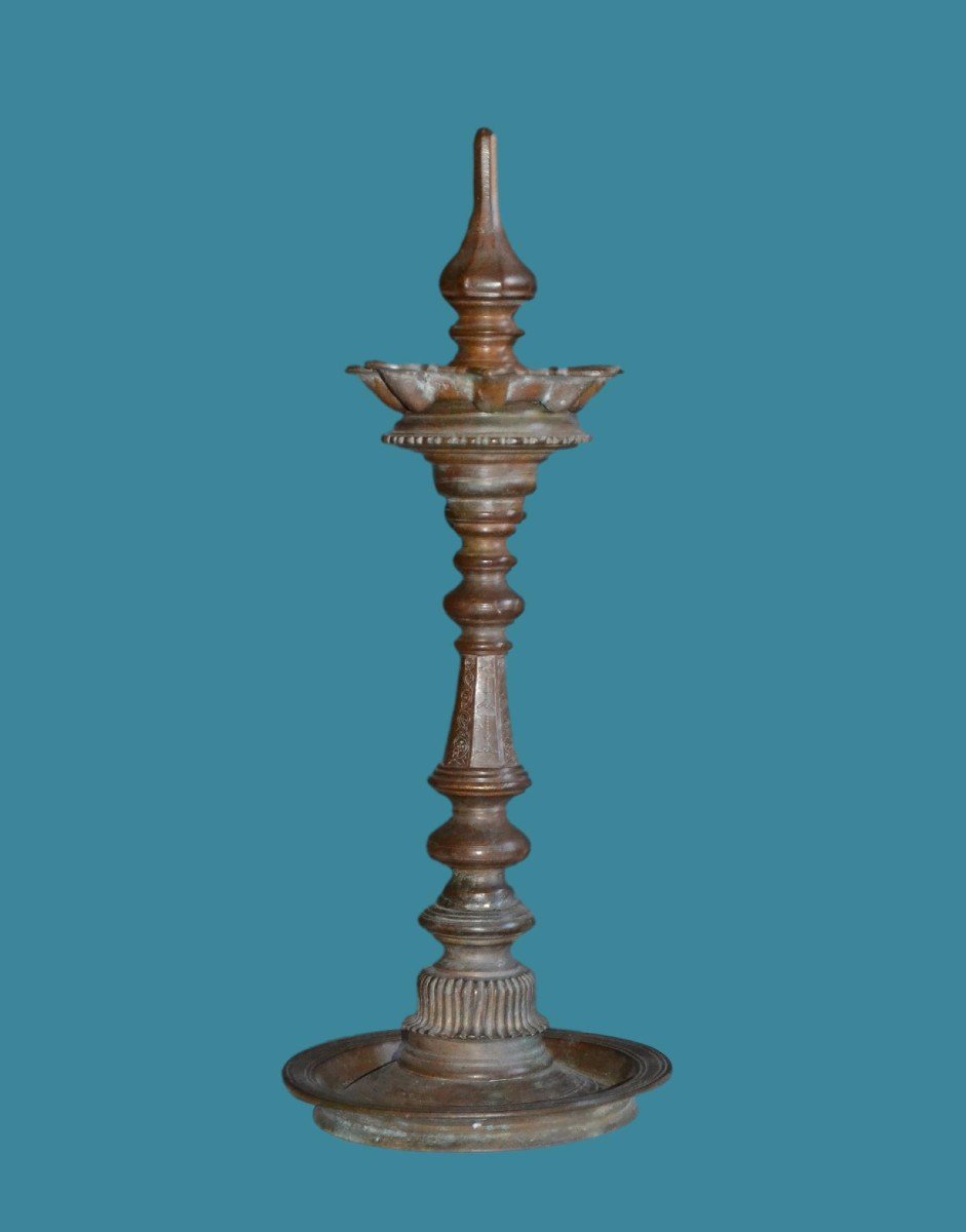 Art ancien du Népal, lampe à huile rituelle de temple en bronze gravé, H 52 cm, XIXème siècle-photo-4