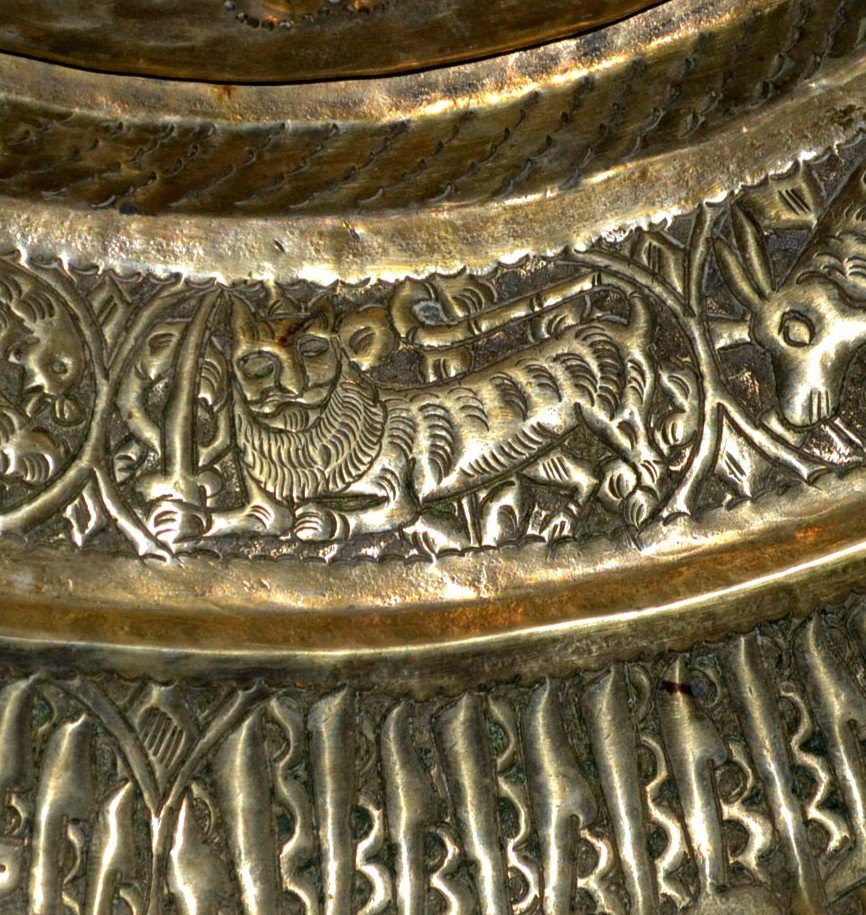 Important plat au "Lion Solaire", Perse , XIXème siècle, diamètre 45 cm, travail au repoussé-photo-2