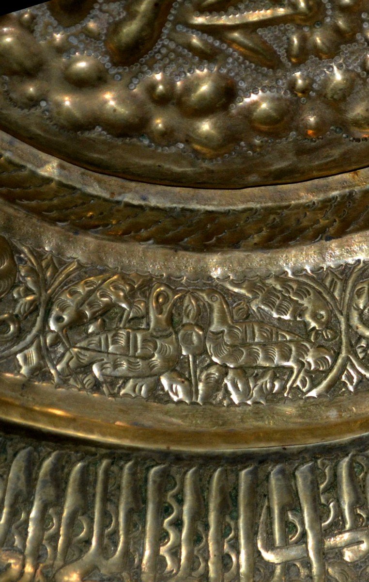 Important plat au "Lion Solaire", Perse , XIXème siècle, diamètre 45 cm, travail au repoussé-photo-4