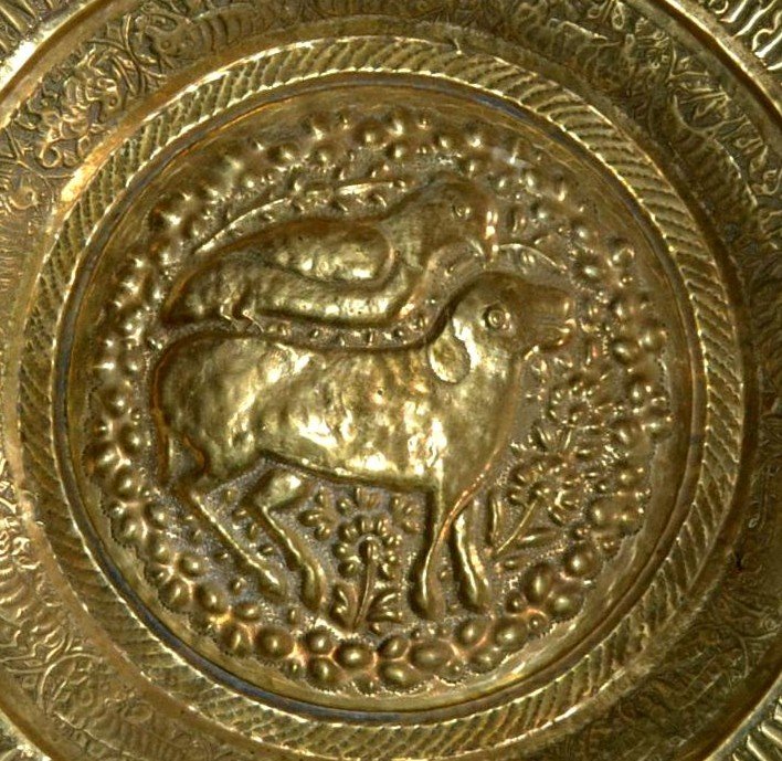 Important plat au "Lion Solaire", Perse , XIXème siècle, diamètre 45 cm, travail au repoussé-photo-1