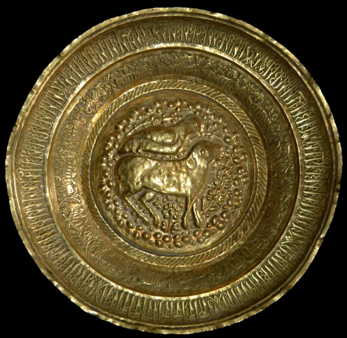 Important plat au "Lion Solaire", Perse , XIXème siècle, diamètre 45 cm, travail au repoussé