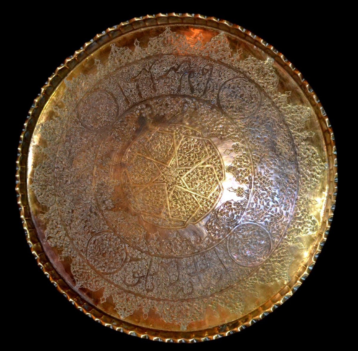 Large Antique Tray, D 49 Cm, In Chiseled Copper, Middle East, Second Half Of The 19th Century