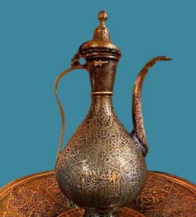 Aiguière Islamique ancienne et son bassin Ht 46 cm, laiton ciselé, fin du XIXème siècle-photo-3