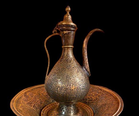 Aiguière Islamique ancienne et son bassin Ht 46 cm, laiton ciselé, fin du XIXème siècle-photo-1