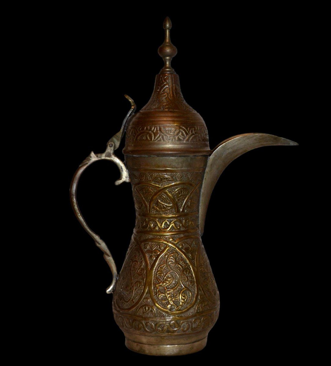 Grande cafetière Dallah   دلة  ouvragée, cuivre étamé, Golfe Persique, vers 1900, très bon état