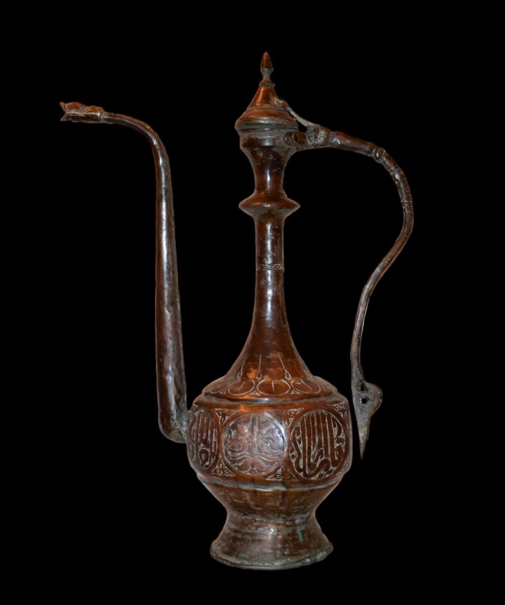 Importante aiguière, Asie centrale, en cuivre Ht 49,5 cm, gravé toutes faces, XIXème siècle