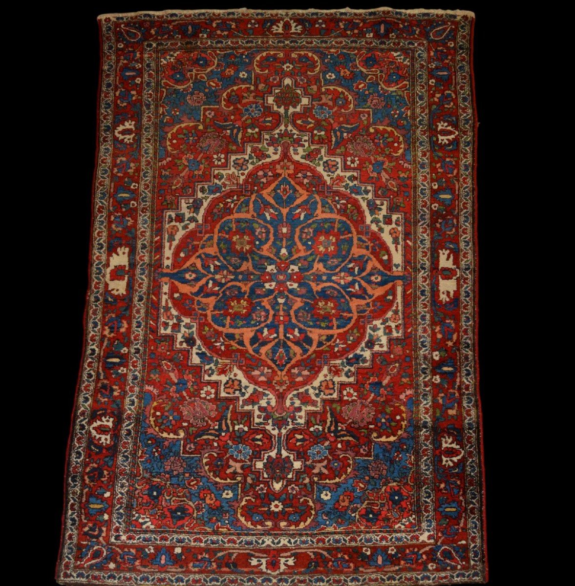 Tapis ancien Bakhtiar, 133 x 207 cm, laine nouée main en Iran, première partie du XXème siècle 