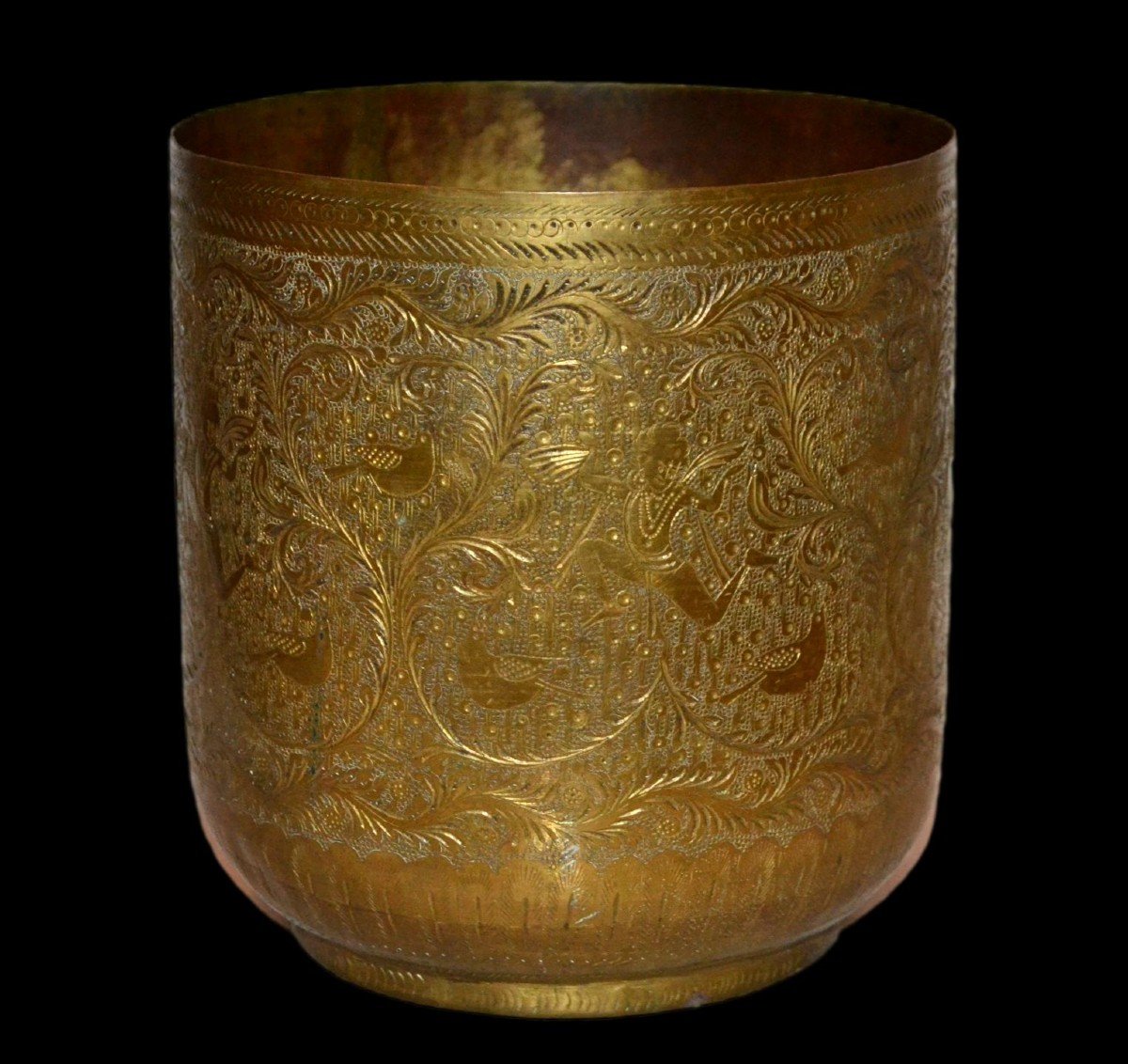 Vase en laiton épais Indo-persan, gravé au burin toutes faces, fin XIXème, très bon état