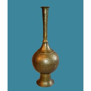 Important Vase Ht 63 Cm, In Chiseled Brass, Islamic Art Of The XVIII / XIXth Century