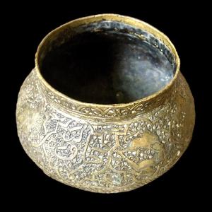 Tas, Carving Prowess, Brass Basin, 19th Century Persia, Kadjar Period, Very Good Condition