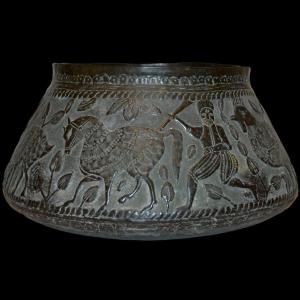 Important bassin Indo-persan, laiton ancien du XIXème siècle, décor animalier