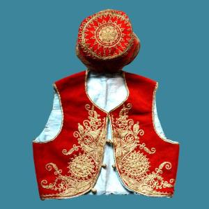 Gilet Ottoman de cérémonie et sa calotte, enfant, velours brodé, soie, Turquie du XIXème siècle