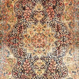 Tapis Kirman floral, 155 cm x 248 cm, laine nouée main vers 1970 en Iran, en très bon état