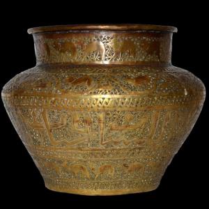 Indo-persian Basin In Chiseled Brass, Decorated With Chitals And Calligraphy, From The 19th Century