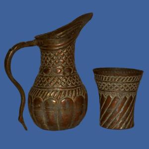 Doltcha & son gobelet, carafe de table, Perse du XIXème en cuivre étamé gravé au repoussé