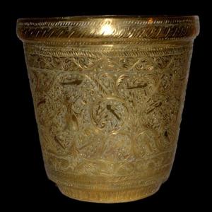 Lourd vase Indo-persan en laiton gravé toutes faces, oiseaux, frises et danseurs, fin du XIXème