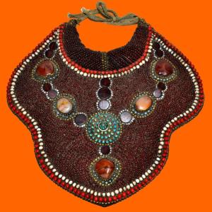 Important plastron, pectoral ancien, turquoise, cornaline, perles de verre, Tibet ou Ladakh