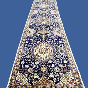 Tapis-galerie Na'in , 93 x 400 cm, laine & soie nouées main en Iran vers 1970, en très bel état