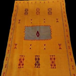 Tapis, hanbel, Berbère Aït Ouaouzguite, 117 x 203 cm, laine jaune tissée , motifs ethniques