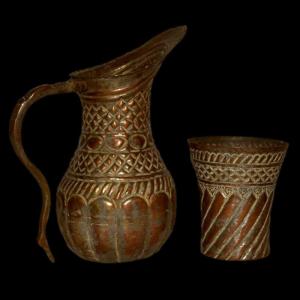 Doltcha & son gobelet, carafe de table, Perse du XIXème en cuivre étamé gravé au repoussé
