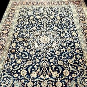 Tapis Na'in, 254 x 382 cm, laine Kork & soie nouées main en Iran, vers 1980, en très bon état