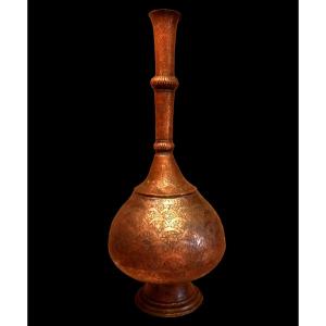 Vase à panse globulaire, Ht 83 cm, Iran, cuivre rouge, millefleurs barques inversées, XIXème