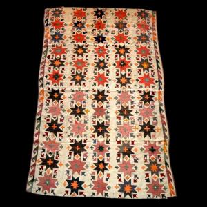Tapis de Julhir, 160 x 256 cm, fils de soie & coton brodée sur coton tissé, Ouzbékistan, Tôt XX