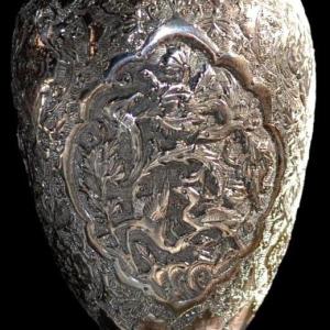 Paire de vases de mariage, Art Kadjar, argent ciselé au repoussé, Ispahan, Iran, 1880 - 1900