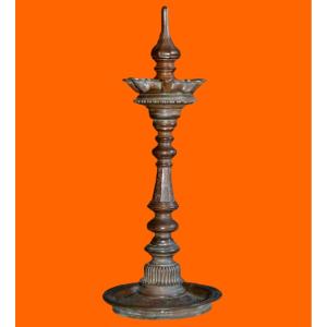 Lampe à huile en bronze gravé à 7 becs, Haut 52 cm, objet rituel du Népal, XIXème siècle