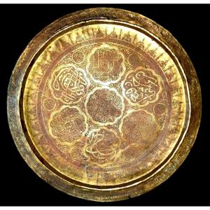 Plateau en laiton, D 49,5 cm, ciselé de calligraphies, XIXème siècle, Moyen-Orient, collection