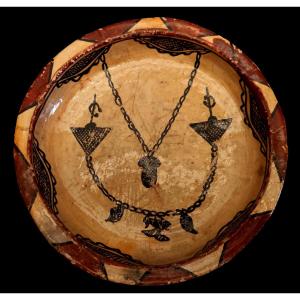 Un grand plat Berbère en terre cuite, Kabylie, Sejnane, rare décor au collier, 1900, bon état 