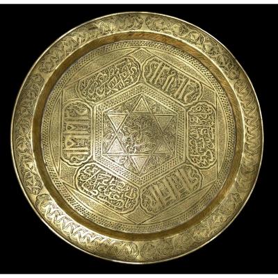 Plateau à thé en laiton ciselé de belles calligraphies, Moyen-Orient, XIXème siècle, très bel état