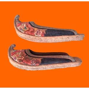 Pair Of Embroidered Linen Shoes, China, XIXth Century