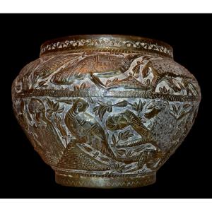 Important Engraved Copper Basin With Various Scenes, India From The 19th Century, In Very Good Condition