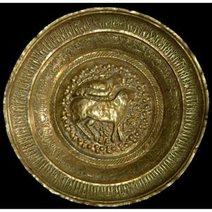 Important plat au "Lion Solaire", Perse , XIXème siècle, diamètre 45 cm, travail au repoussé