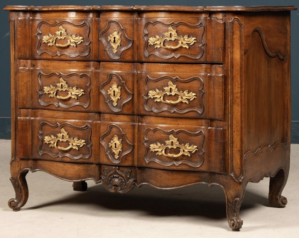 Commode en noyer du XVIII° siècle
