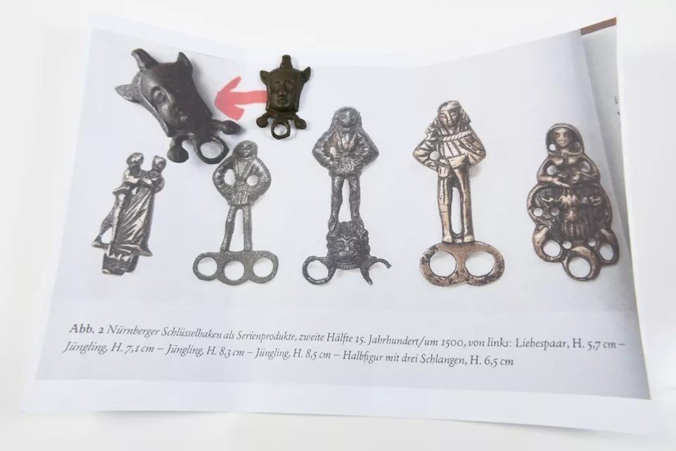  A Gothic Bronze 'court Jester' Key Hook, Nuremberg, 15th Century-photo-3