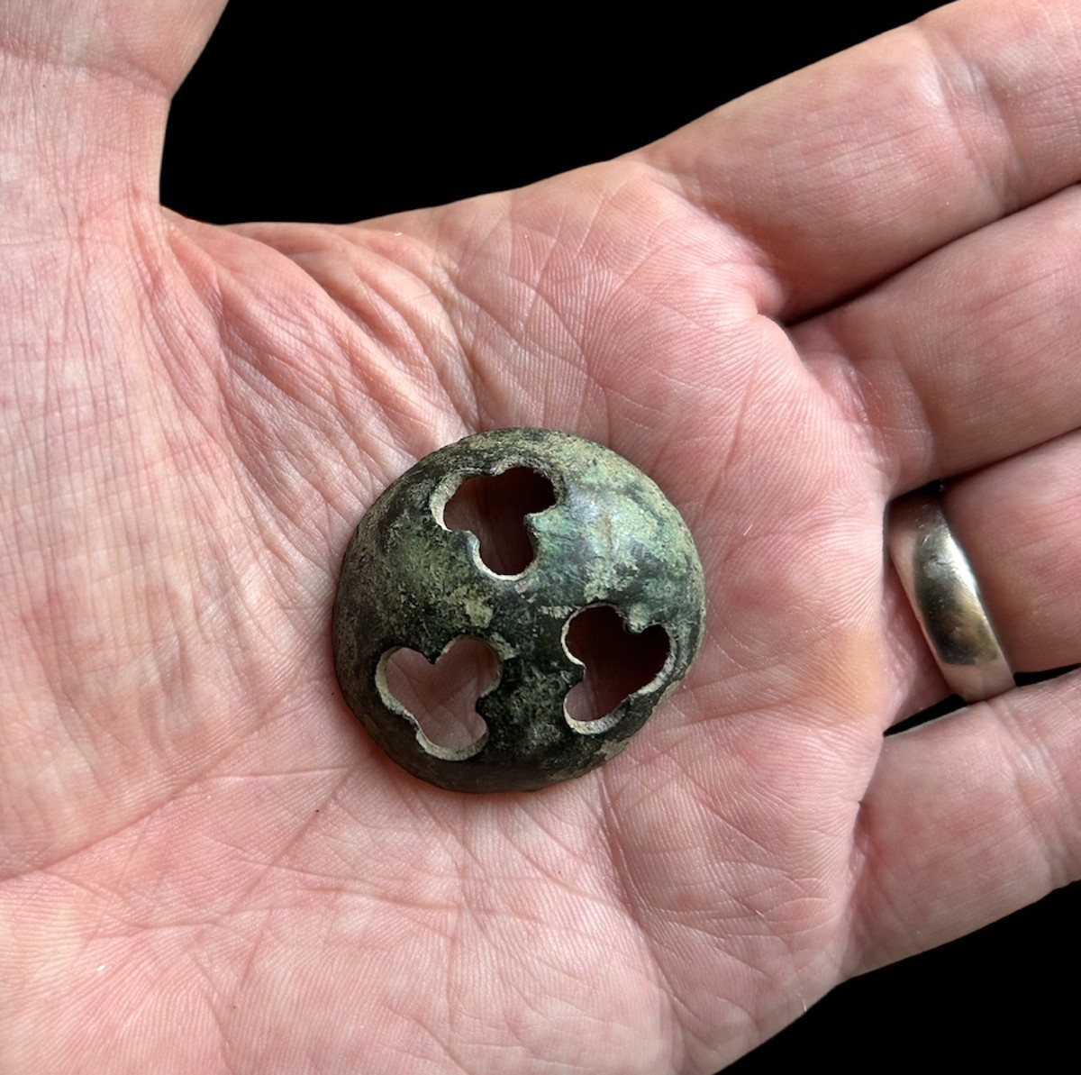 Un Fragment Supérieur Médiéval en Bronze d'un Pommeau d'épée, XIIIe-XVe Siècle