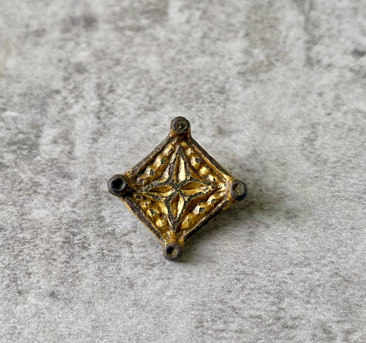 Un Fibule Carolingienne Sculptée Et Dorée En Forme De Diamant - 9e Siècle Après JC-photo-4