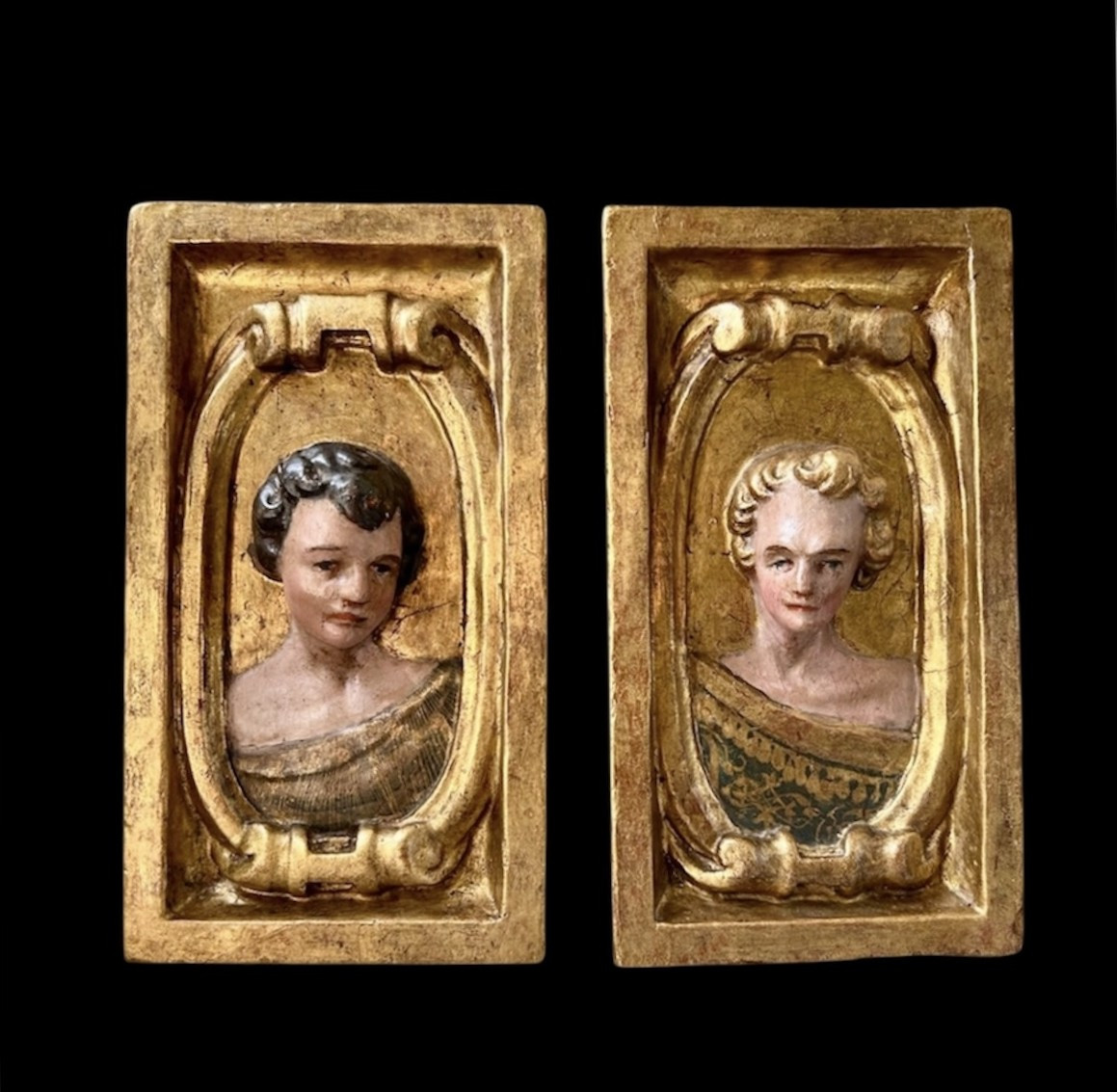 Deux Panneaux en Bois Polychrome Représentant un Couple, XVIIe Siècle
