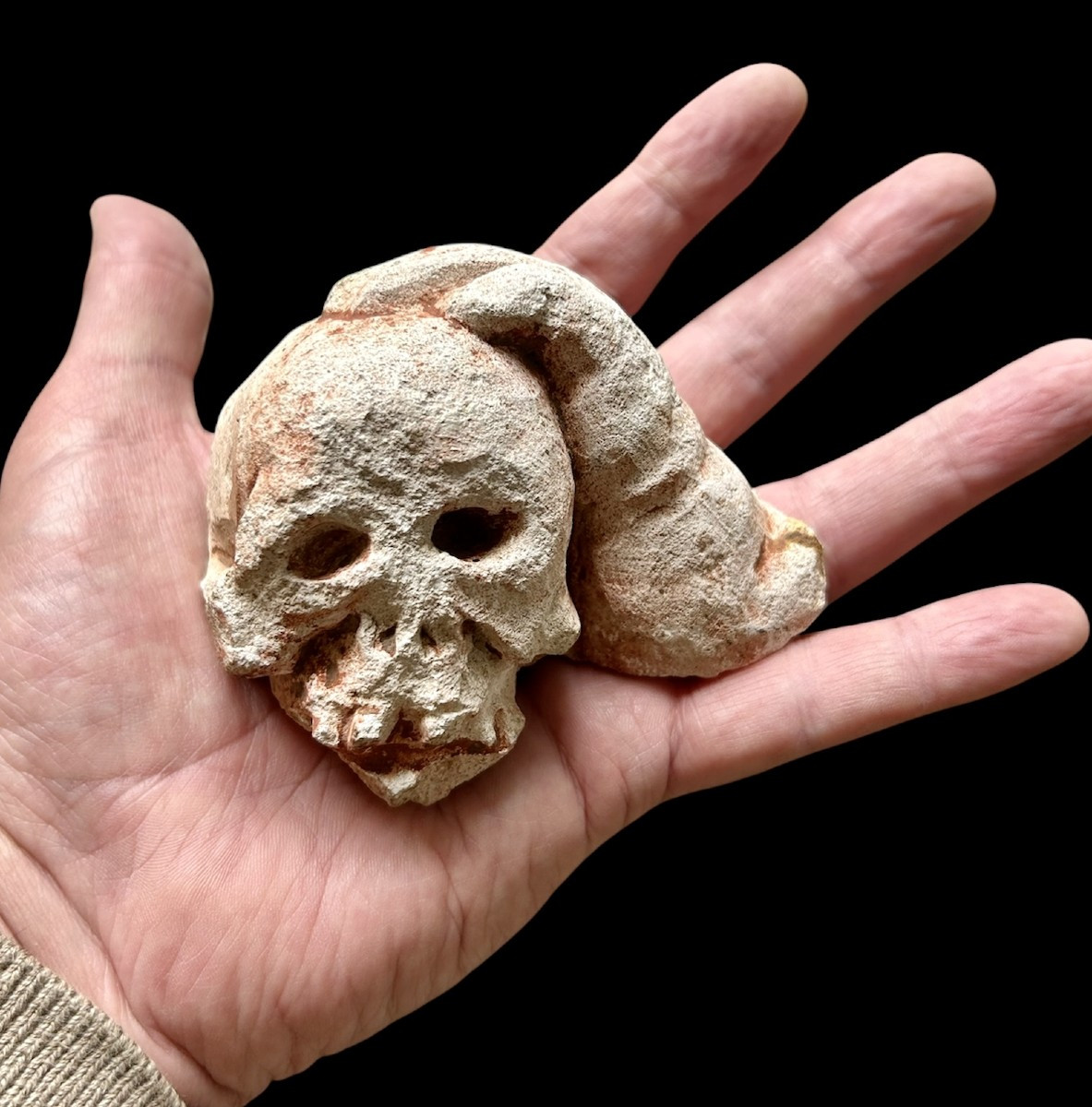 Large Memento Mori Skull Supported By A Hand, Carved Stone, 16th-17th Century-photo-2