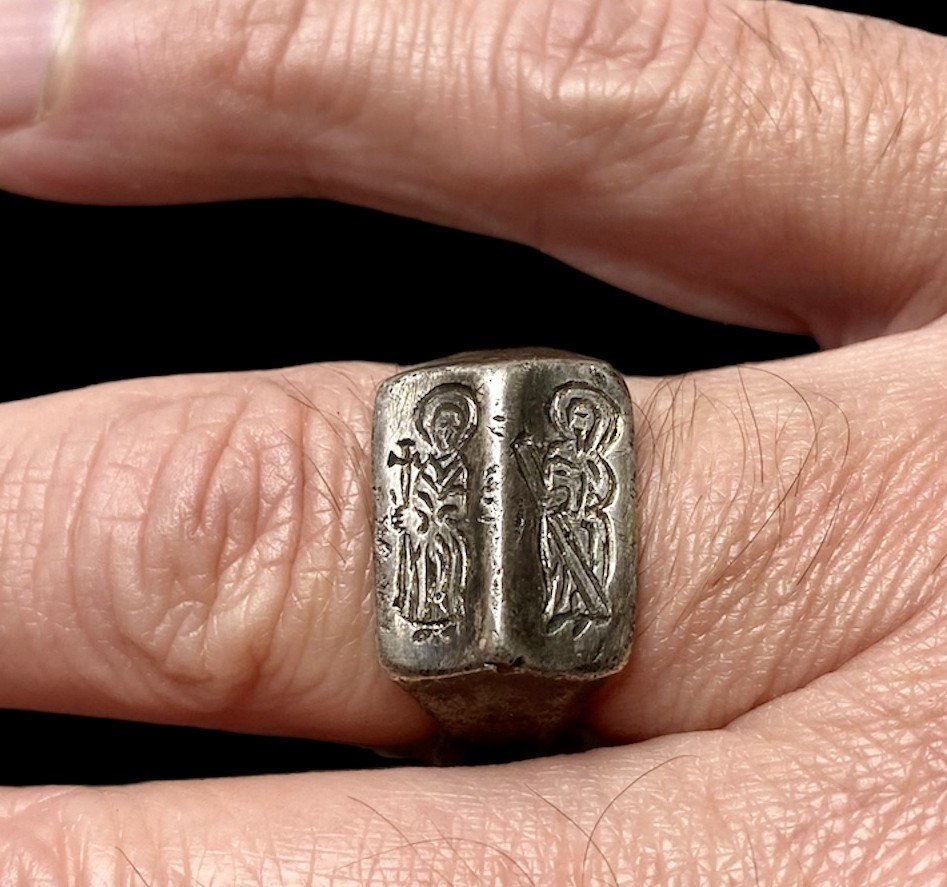 Bague Iconographique Médiévale en Argent du XVe Siècle Ornée de Deux Saints Debout-photo-2