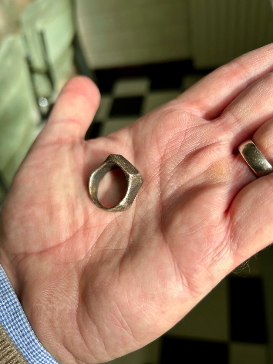 Bague Iconographique Médiévale en Argent du XVe Siècle Ornée de Deux Saints Debout-photo-1